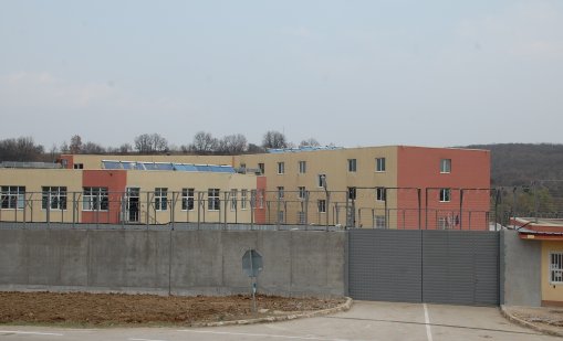  12 мигранти избягаха от центъра в Пъстрогор, двама все още се издирват