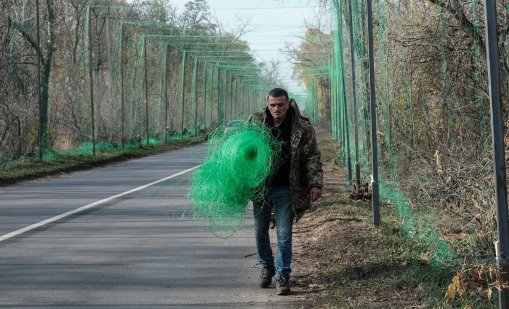 Украйна покри пътищата си с мрежи срещу дронове с дължина колкото Флорида