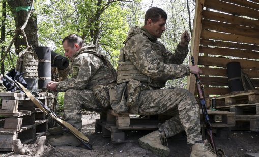 Неуспешен опит за преминаване на река: Руски военни използват импровизиран понтон