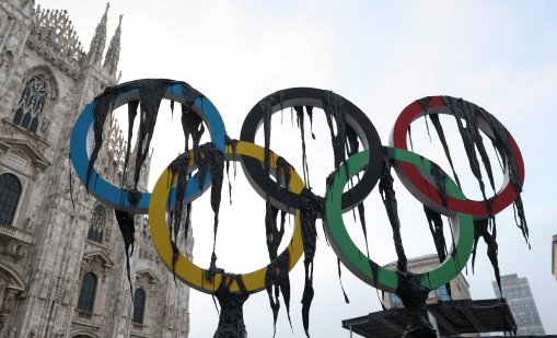 Активисти на Greenpeace вандализираха олимпийските кръгове в Милано ВИДЕО