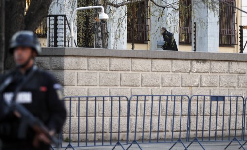 Румънец опита да нахлуе с кола в двора на руското посолство в Букурещ