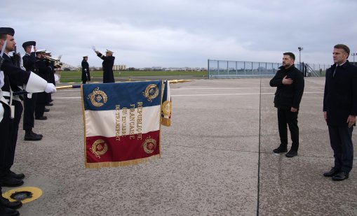 Зеленски се срещна с Макрон в авиобаза край Париж