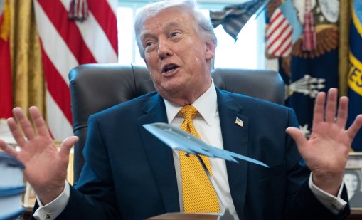 Тръмп вдига на непознати номера, лесно е да се получи личния му номер 