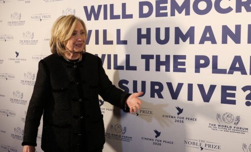 Хилъри Клинтън даде показания, призова Тръмп също да свидетелства