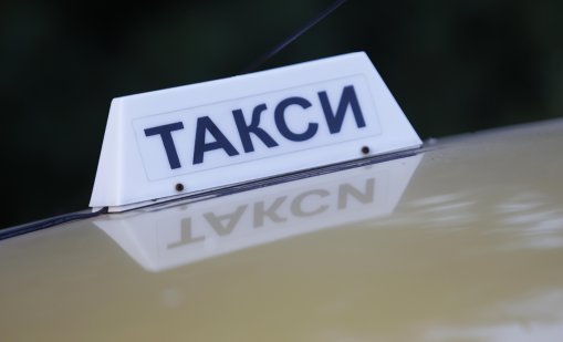 Не екшън филм, а реалност: Такси излетя от моста, преобърна се в трева (СНИМКА)