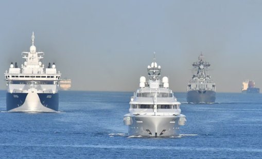 Яхтата на Путин плава през датски води, ескортирана от руски военни кораби?