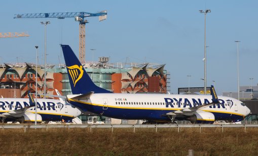 Пътници бесни на Ryanair: Останали със счупени крайници, след като скочили от крилата ВИДЕО