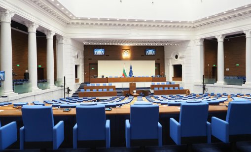 Обидни думи, скандали, ритници и малко флирт: Какво запомнихме от 51-то НС