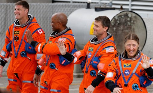 "Артемис" II се завръща на Земята НА ЖИВО