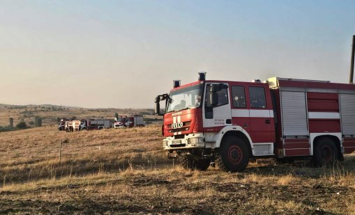 Пожарът в Сакар продължава да държи десетки огнеборци на крак