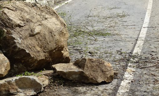 Скална маса се свлече на АМ "Струма"