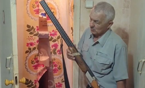 Руски пенсионер се опита да свали четири украински дрона с пушка, едва не го глобиха