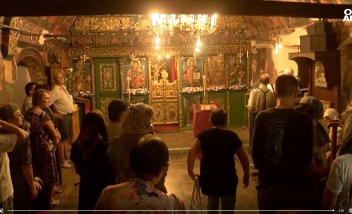 Силата на молитвата: Миряни се помолиха пред иконата "Света Богородица Троеручица" в Арбанаси
