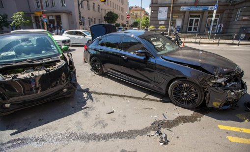 В кадър: Два автомобила се удариха челно и задръстиха ул. "Г. С. Раковски"