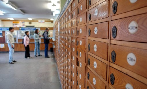 Когато просто не ти се бачка: Пощальон зарязал 30 000 пратки по поляни
