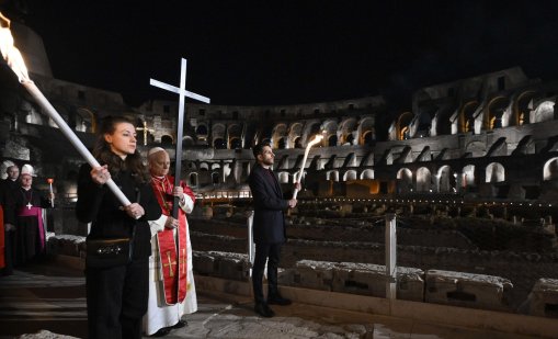 Папа Лъв XIV понесе кръста през всички 14 спирки на Кръстния път