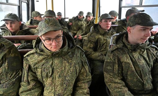 Нова форма на траур в Русия: Вдовици си казват последно "сбогом" с убитите на фронта в Украйна