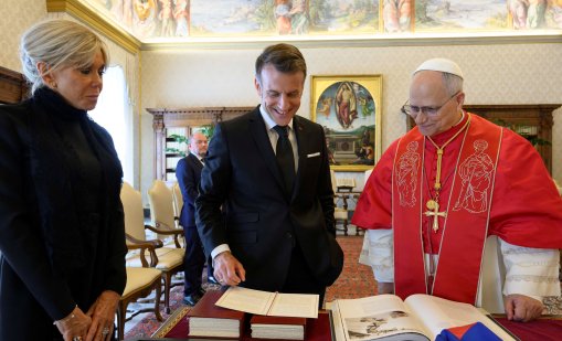 Френският президент Макрон и папа Лъв XIV проведоха първа среща във Ватикана СНИМКИ
