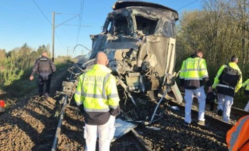 Високоскоростен влак се сблъска с камион, машинистът загина