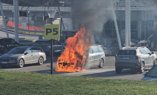 Кола се запали на летище &ldquo;Васил Левски&rdquo;