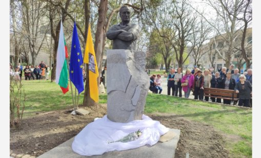 Откриха паметник на Иван Абаджиев в Нови пазар