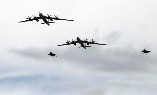 Защо САЩ изпратиха дузина самолети след два руски бомбардировача близо до Аляска?