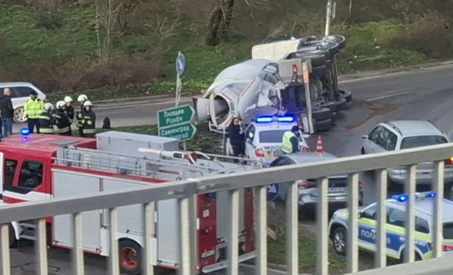 Бетоновоз се обърна на качване към бул. &ldquo;Цариградско шосе&rdquo; в София ВИДЕО