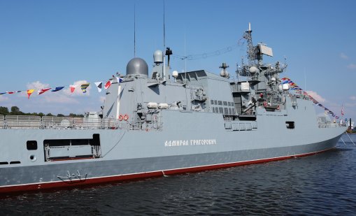 Русия изпрати военен кораб да ескортира кораби от сенчестия флот през Ламанша