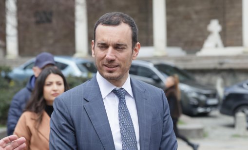 Терзиев показа отвертка и се пошегува с машинното гласуване