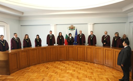 КС: Киселова е трябвало да подложи на обсъждане предложението на Радев за референдум