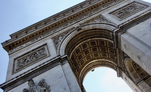 Четирима са обвинени в Париж за предполагаема шпионска мрежа, свързана с Русия