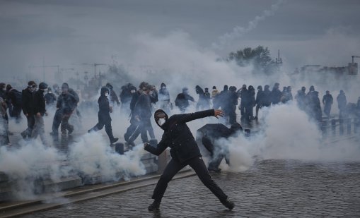 Вълната на протестите във Франция се надига: Близо 1000 арестувани