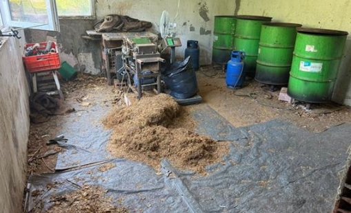 СДВР разкри работилница за безакцизен тютюн, задържани са двама мъже и една жена