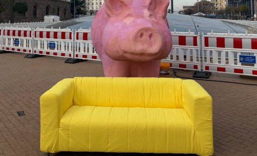 ПП-ДБ се подигра на Слави, лепна му името Диван Диван