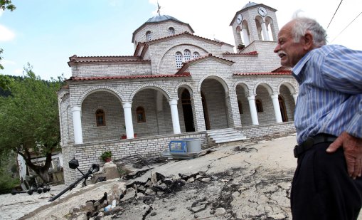 От трагедия до феномен: Наклонената църква в Гърция в град-призрак ВИДЕО
