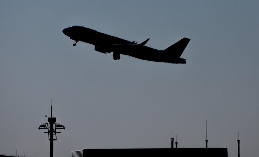 Самолет кацна аварийно в Солун заради пиян пътник