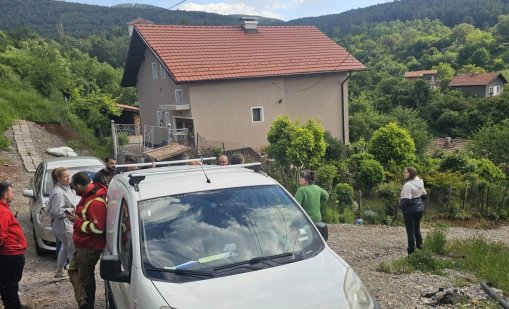 Подпорна стена се срути в Перник, кметът обявява частично бедствено положение СНИМКИ