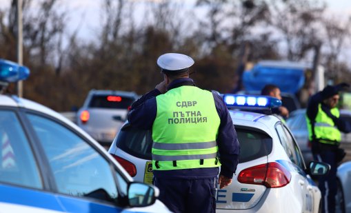 Дрогиран шофьор се удари в камион и бус, има тежко пострадал 