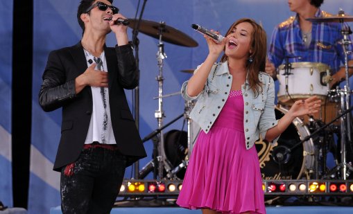 Деми Ловато и Джо Джонас се събраха, за да изпълнят песни от Camp Rock