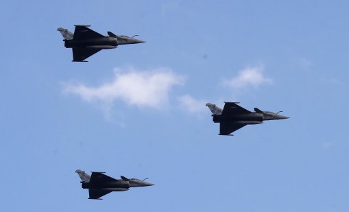 Какво прави френските самолети Rafale толкова противоречиви?