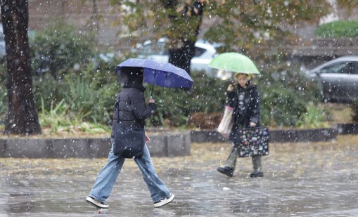 Облачно време утре, къде ще вали дъжд и къде сняг?
