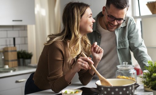 Споделянето на храната засилва връзката и спасява любовта