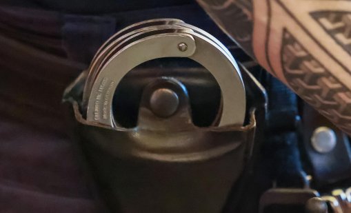 Арестуваха криминално проявен от Шумен, притежавал дрога и оръжия