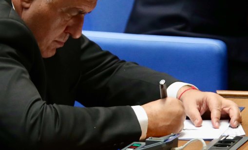 Пленарното заседание върви, а художникът Борисов пак твори СНИМКИ