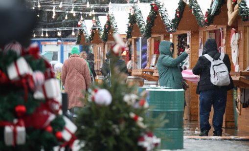 Коледните базари в София отварят с греяно вино, музика, лакомства