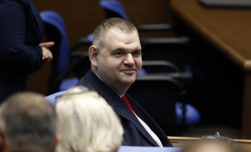 Пеевски за Демерджиев: Нощем вместо за съпругата си, мисли за мен