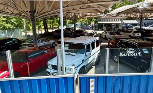 В кадър: Започва принудително премахване на чадъри от автокъща в Борисовата градина