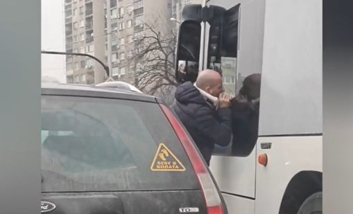 Агресия: Мъж удари и захапа шофьор на градския транспорт в София