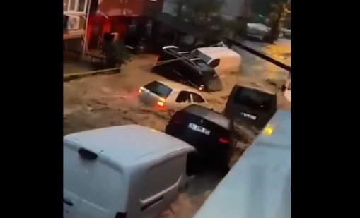 14-годишно дете загина заради пороя в Истанбул, хаос и наводнения в града