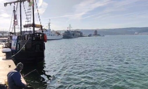 Проверяват за замърсяване на морето след атаката срещу двата кораба